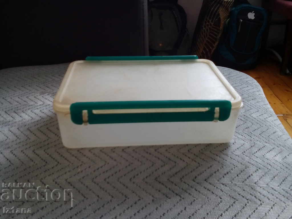 Δημοπρασία Ένα παλιό κουτί για φαγητό Δημοπρασία Ένα παλιό κουτί για φαγητό