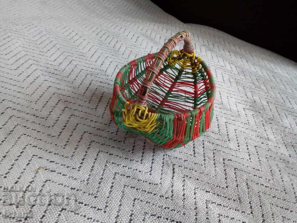 Ένα παλιό καλάθι σουβενίρ με τιμή 6.00 BGN | € 3.07 Ένα παλιό καλάθι σουβενίρ με τιμή 6.00 BGN | € 3.07