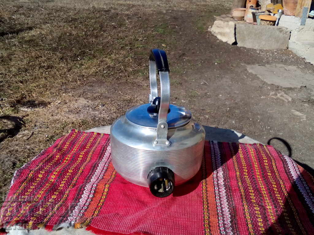 An old electric kettle with price 30.00 BGN | € 15.34 An old electric kettle with price 30.00 BGN | € 15.34