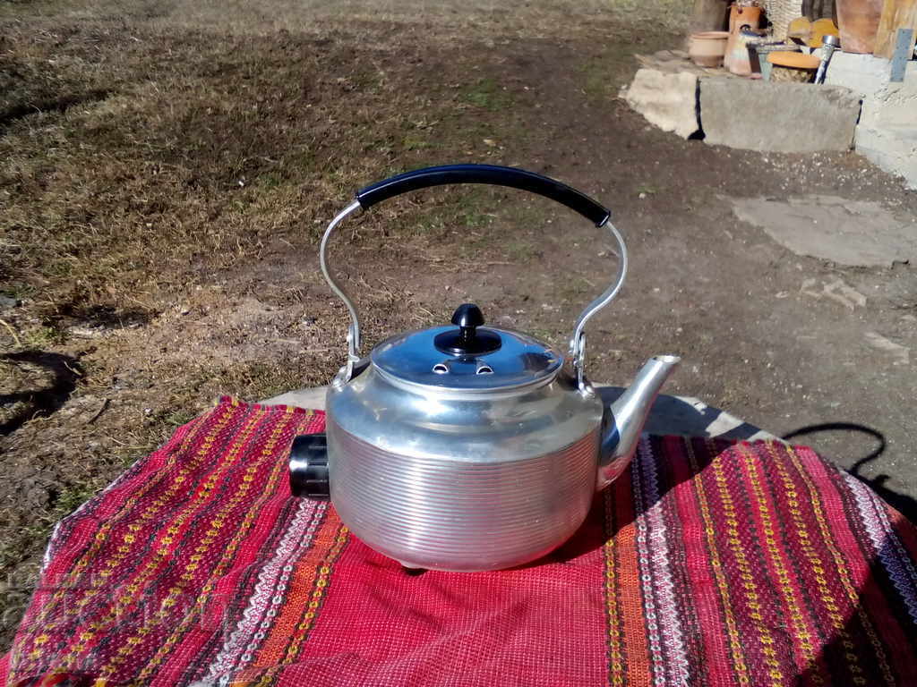 Auction An old electric kettle Auction An old electric kettle