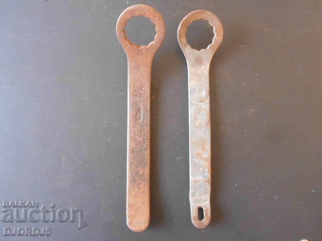 Old keys, marked, 2 pieces