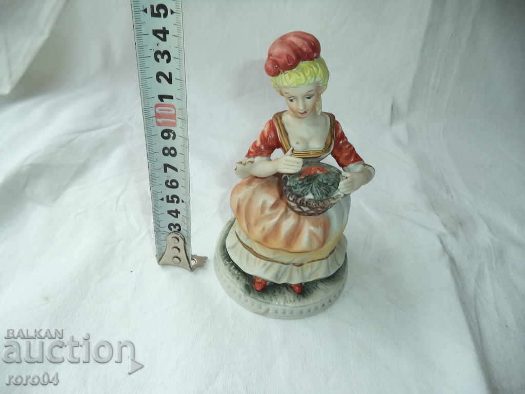 STARA PORCELAIN STATUE - 6 STARA PORCELAIN STATUE - 6