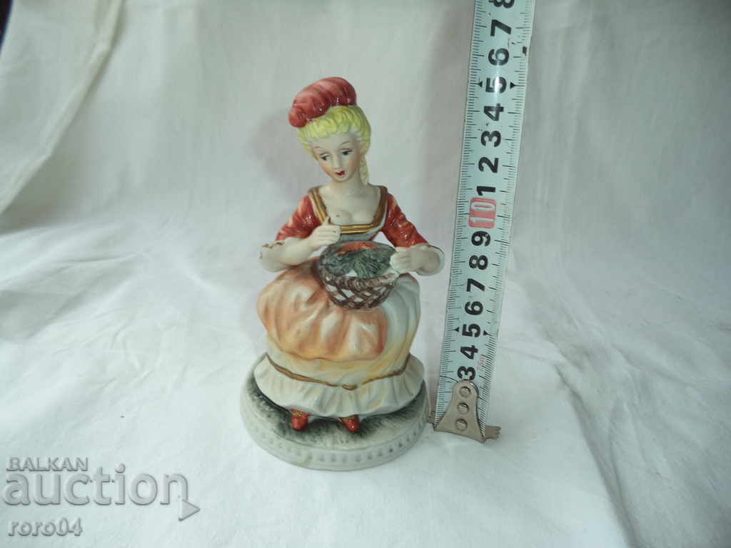 STARA PORCELAIN STATUE - 7 STARA PORCELAIN STATUE - 7