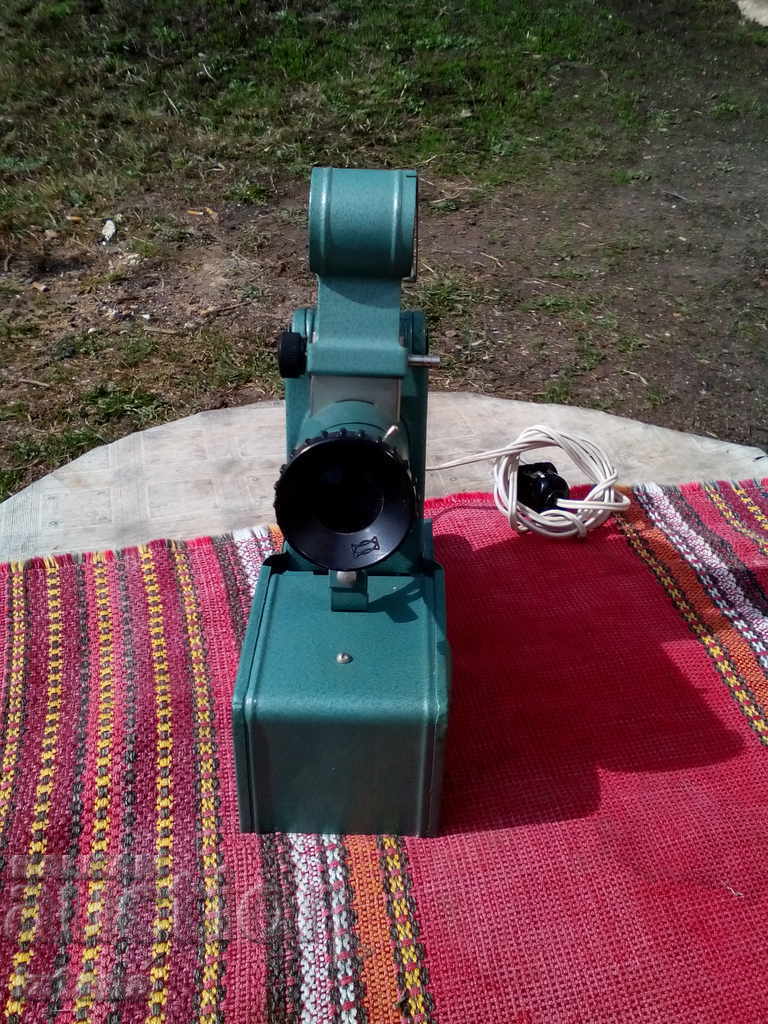 Old projector with price 40.00 BGN | € 20.45 Old projector with price 40.00 BGN | € 20.45