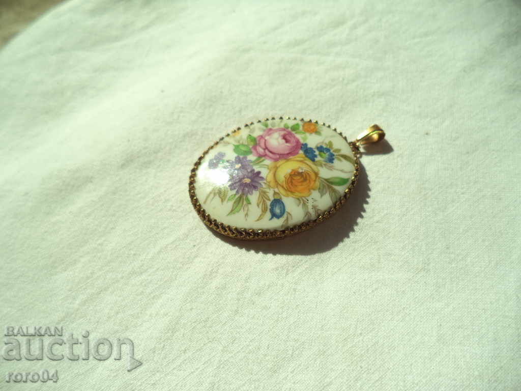 RUSSIAN MEDALLION / PENDANT - GOLD PORCELAIN with price 125.10 BGN | € 63.96 RUSSIAN MEDALLION / PENDANT - GOLD PORCELAIN with price 125.10 BGN | € 63.96