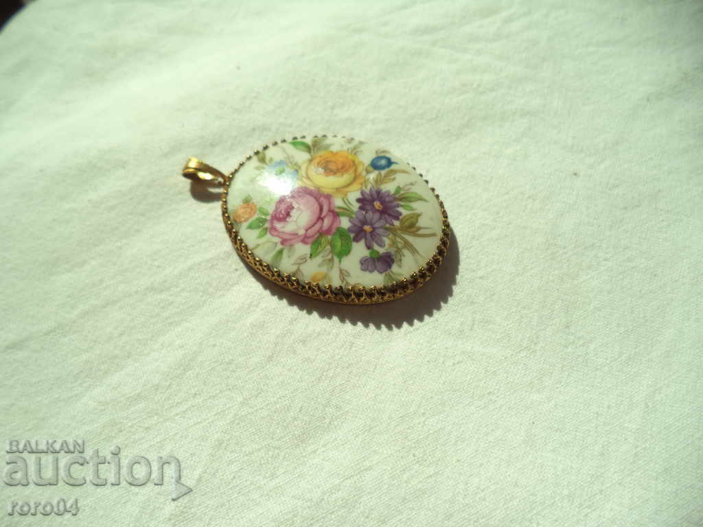 Auction RUSSIAN MEDALLION / PENDANT - GOLD PORCELAIN Auction RUSSIAN MEDALLION / PENDANT - GOLD PORCELAIN