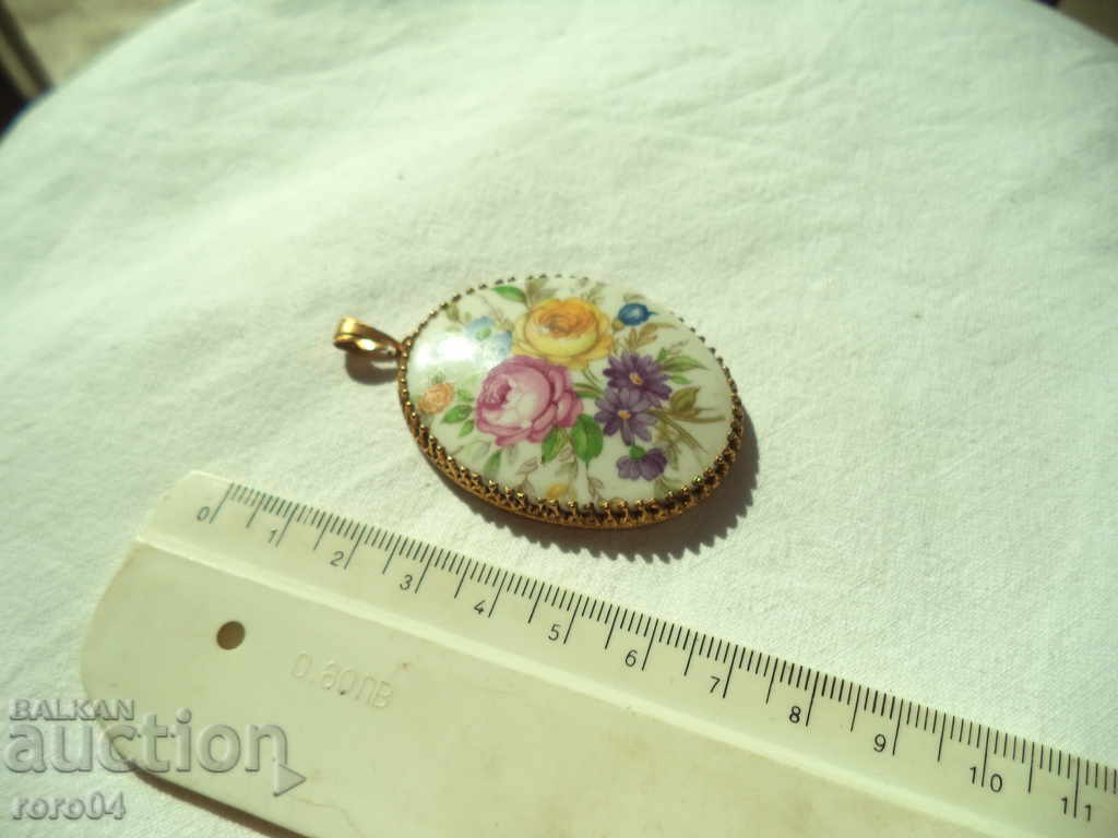 Delivery of RUSSIAN MEDALLION / PENDANT - GOLD PORCELAIN Delivery of RUSSIAN MEDALLION / PENDANT - GOLD PORCELAIN