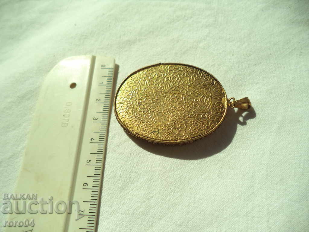 RUSSIAN MEDALLION / PENDANT - GOLD PORCELAIN - 5 RUSSIAN MEDALLION / PENDANT - GOLD PORCELAIN - 5