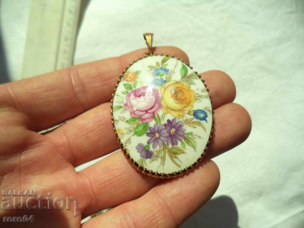 RUSSIAN MEDALLION / PENDANT - GOLD PORCELAIN - 6 RUSSIAN MEDALLION / PENDANT - GOLD PORCELAIN - 6