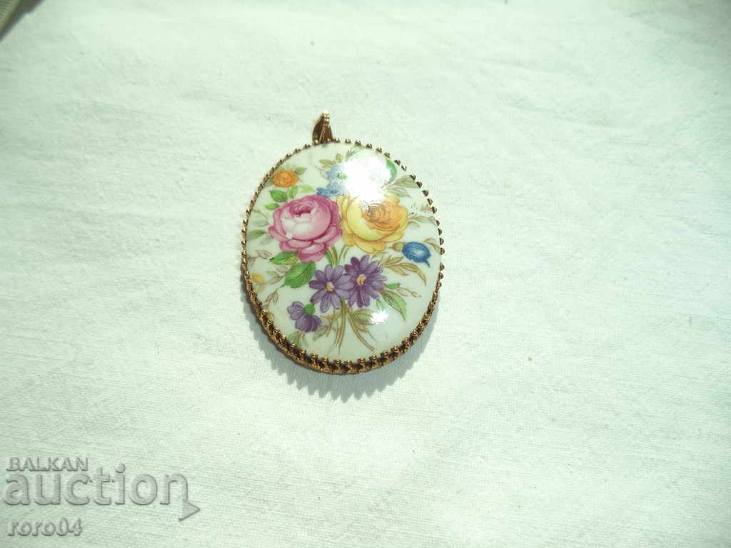RUSSIAN MEDALLION / PENDANT - GOLD PORCELAIN - 7 RUSSIAN MEDALLION / PENDANT - GOLD PORCELAIN - 7