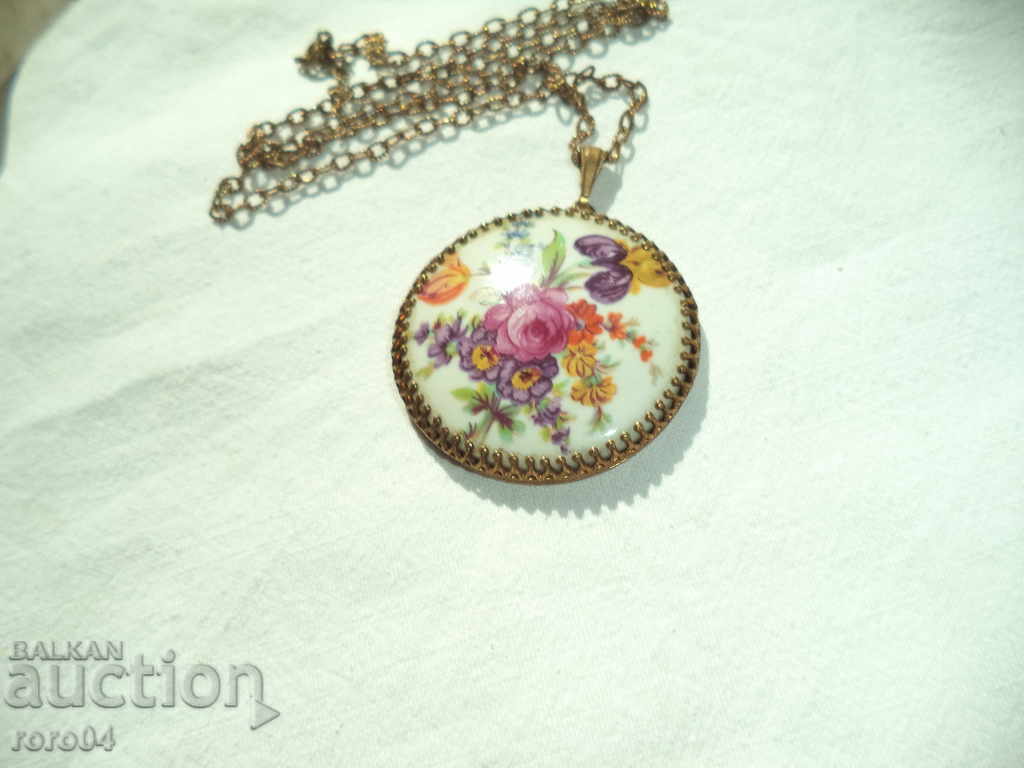 RUSSIAN MEDALLION / PENDANT - GOLD PORCELAIN with price 125.10 BGN | € 63.96 RUSSIAN MEDALLION / PENDANT - GOLD PORCELAIN with price 125.10 BGN | € 63.96