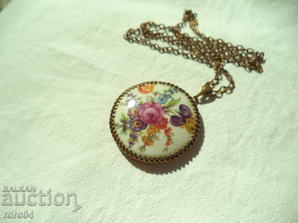 Auction RUSSIAN MEDALLION / PENDANT - GOLD PORCELAIN Auction RUSSIAN MEDALLION / PENDANT - GOLD PORCELAIN