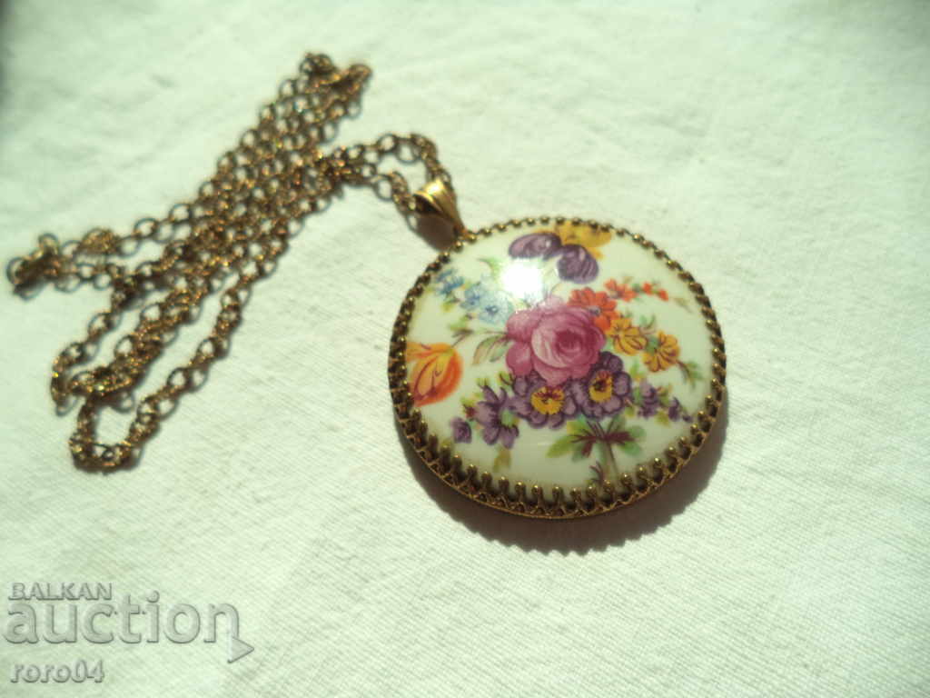 Delivery of RUSSIAN MEDALLION / PENDANT - GOLD PORCELAIN Delivery of RUSSIAN MEDALLION / PENDANT - GOLD PORCELAIN