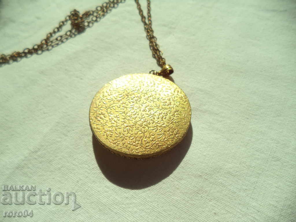 RUSSIAN MEDALLION / PENDANT - GOLD PORCELAIN - 5 RUSSIAN MEDALLION / PENDANT - GOLD PORCELAIN - 5