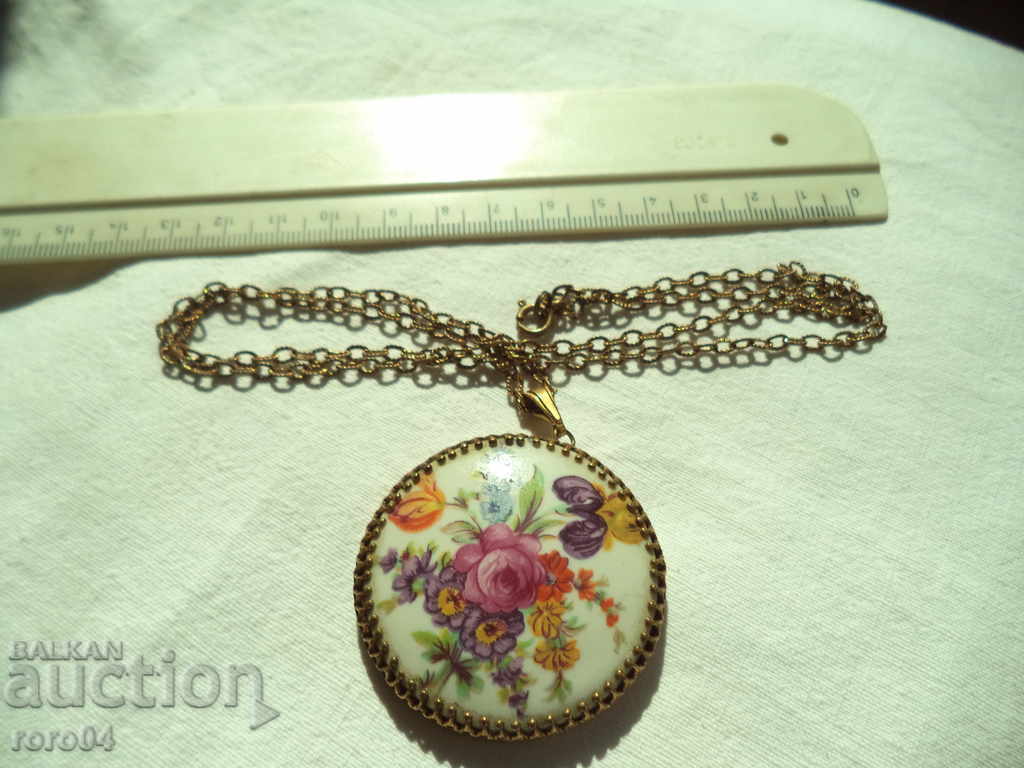 RUSSIAN MEDALLION / PENDANT - GOLD PORCELAIN - 6 RUSSIAN MEDALLION / PENDANT - GOLD PORCELAIN - 6