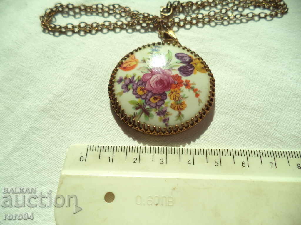 RUSSIAN MEDALLION / PENDANT - GOLD PORCELAIN - 7 RUSSIAN MEDALLION / PENDANT - GOLD PORCELAIN - 7