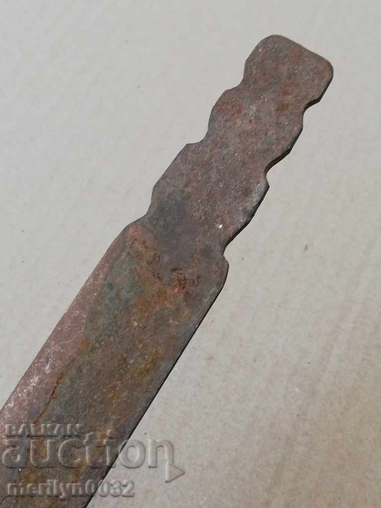 Delivery of An old blade without a sharp blade