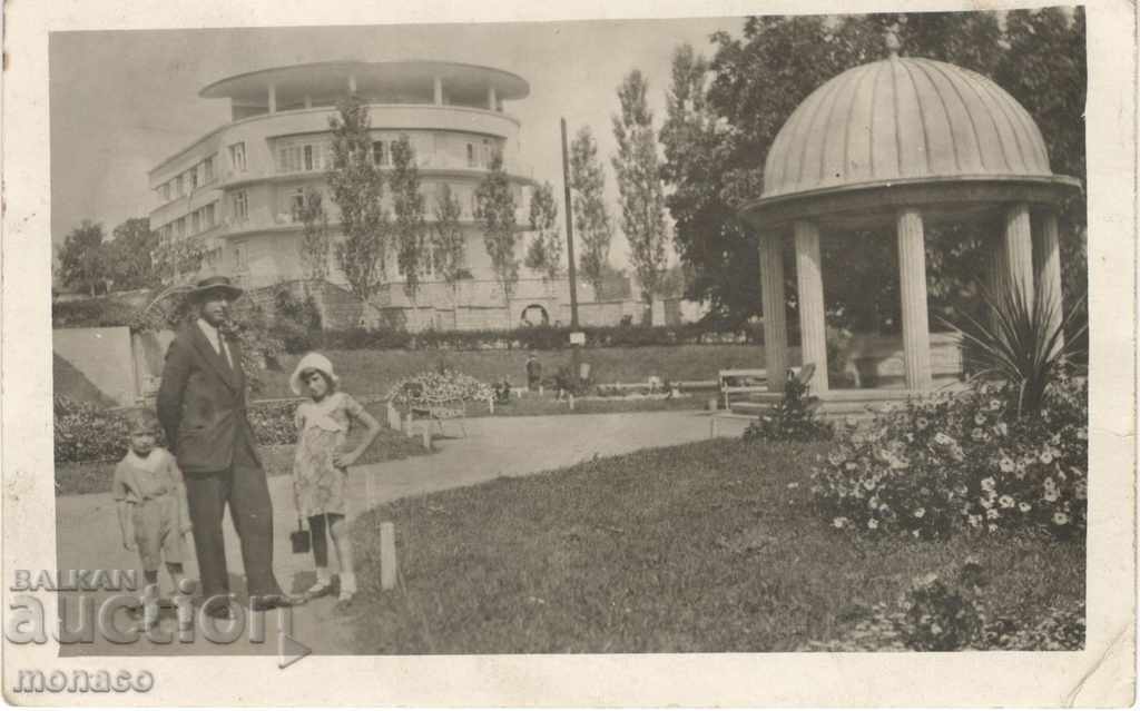 Old photo - Banks, In front of the thermal fountain