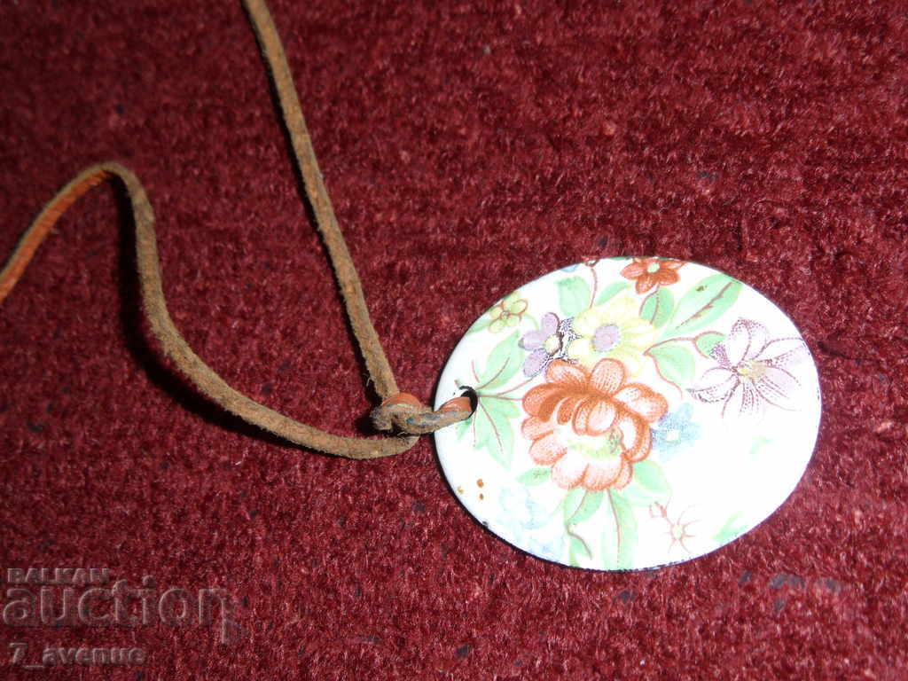 Auction COLOR with painted pendant / metal / 4/3 cm, diameter 30 cm Auction COLOR with painted pendant / metal / 4/3 cm, diameter 30 cm