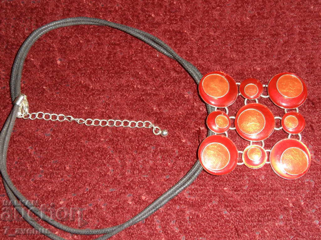 COLOR with interesting pendant 6/6 cm, length 44 cm with price 9.99 BGN | € 5.11 COLOR with interesting pendant 6/6 cm, length 44 cm with price 9.99 BGN | € 5.11