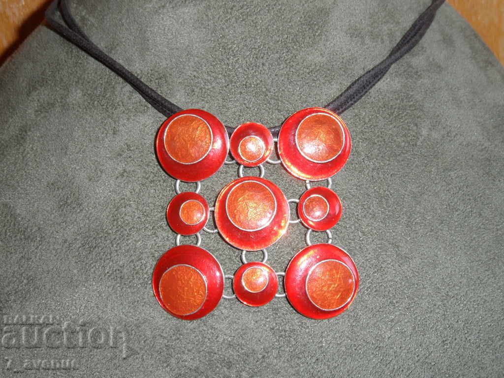 КОЛИЕ  с интересна висулка  6/6 см  , д-а 44см