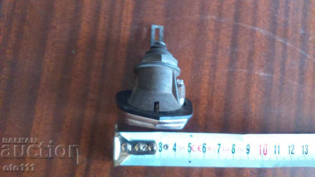 EMBLEMĂ RETRO CU ÎNCUIETOARE PENTRU AUTOMOBIL cu preț € 10.00 | 19.56 BGN