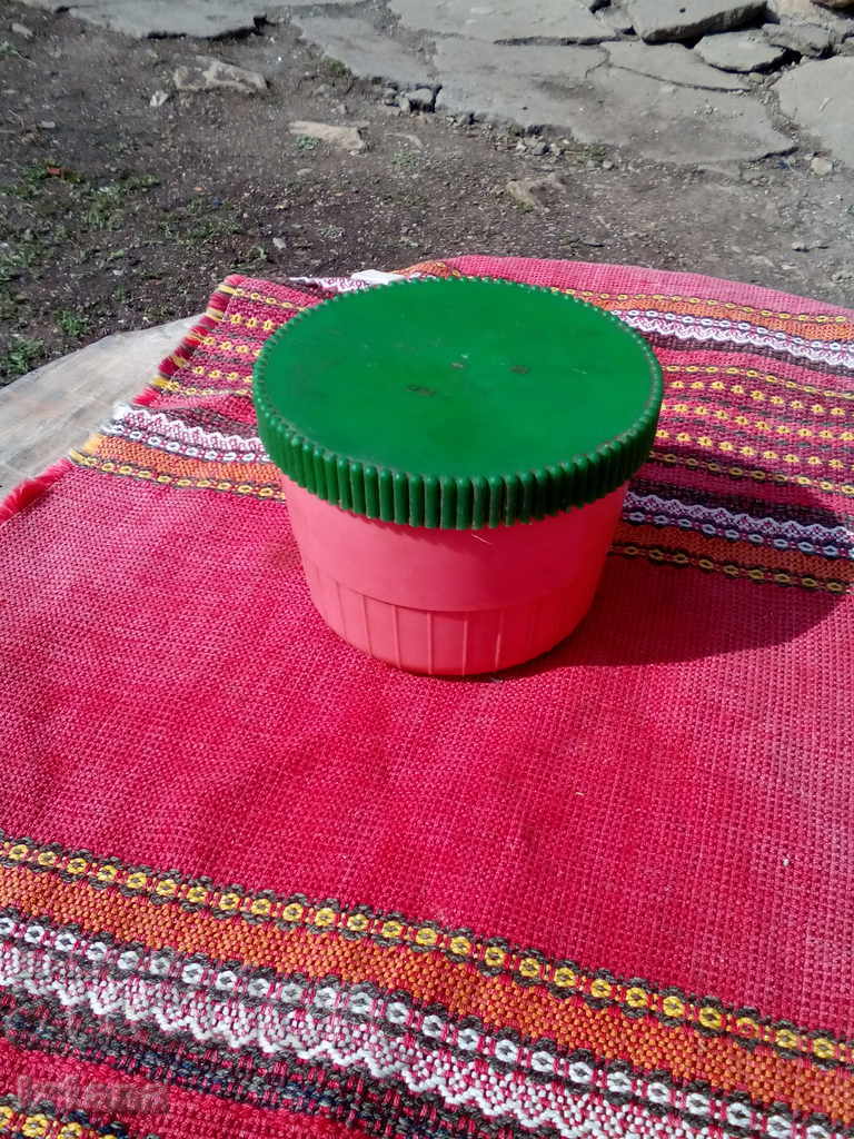 An old food box with price 5.00 BGN | € 2.56 An old food box with price 5.00 BGN | € 2.56