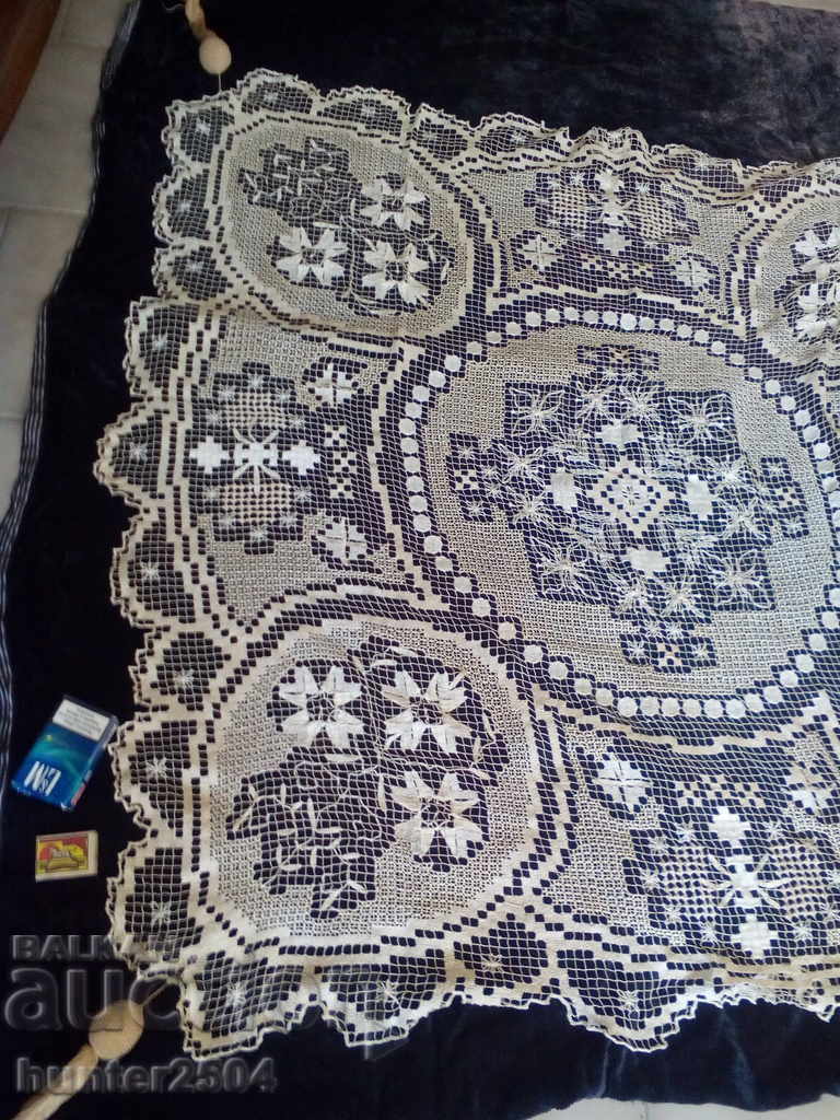 Auction  Cover, Hand-knit 2-piece DMC thread, 130x130cm. No defect