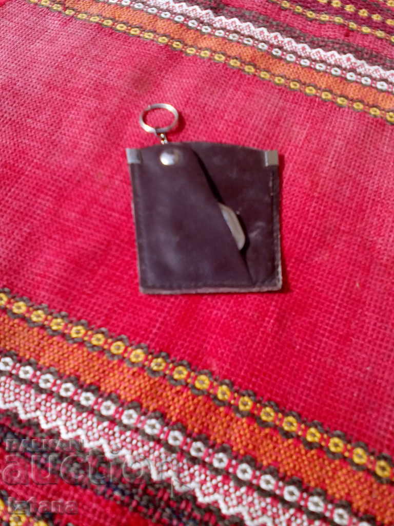 Bulgari-style keyholder with price 10.00 BGN | € 5.11 Bulgari-style keyholder with price 10.00 BGN | € 5.11