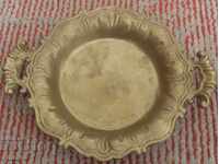 ένα μικρό παλιό ορειχάλκινο δίσκο