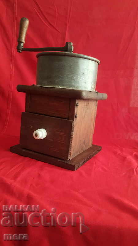 An old professional pub coffee grinder with price 250.00 BGN | € 127.82 An old professional pub coffee grinder with price 250.00 BGN | € 127.82