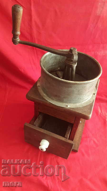 Auction An old professional pub coffee grinder Auction An old professional pub coffee grinder