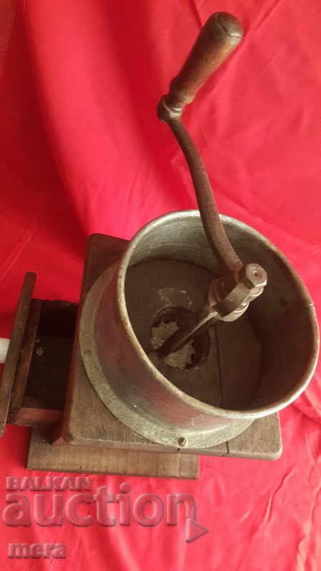 An old professional pub coffee grinder - 5 An old professional pub coffee grinder - 5