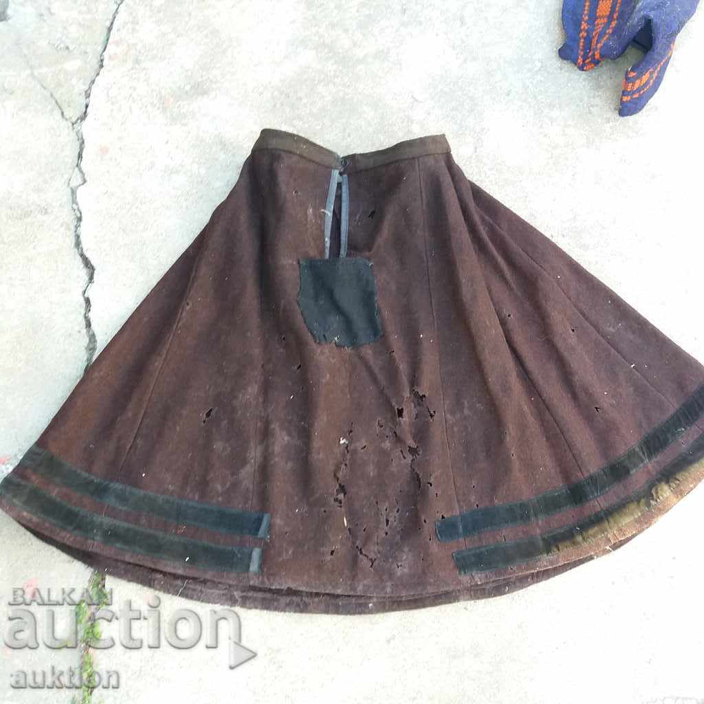 Auction  VINTAGE PLEATED SKIRT, FLARED