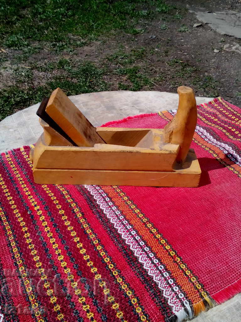 Delivery of Old carpentry grater Delivery of Old carpentry grater