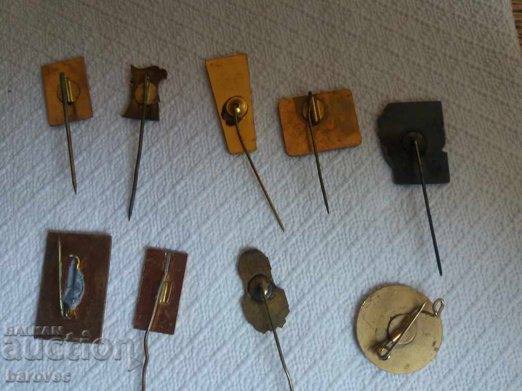 Лот от стари значки с цена € 13.29 | 25.99 лв.