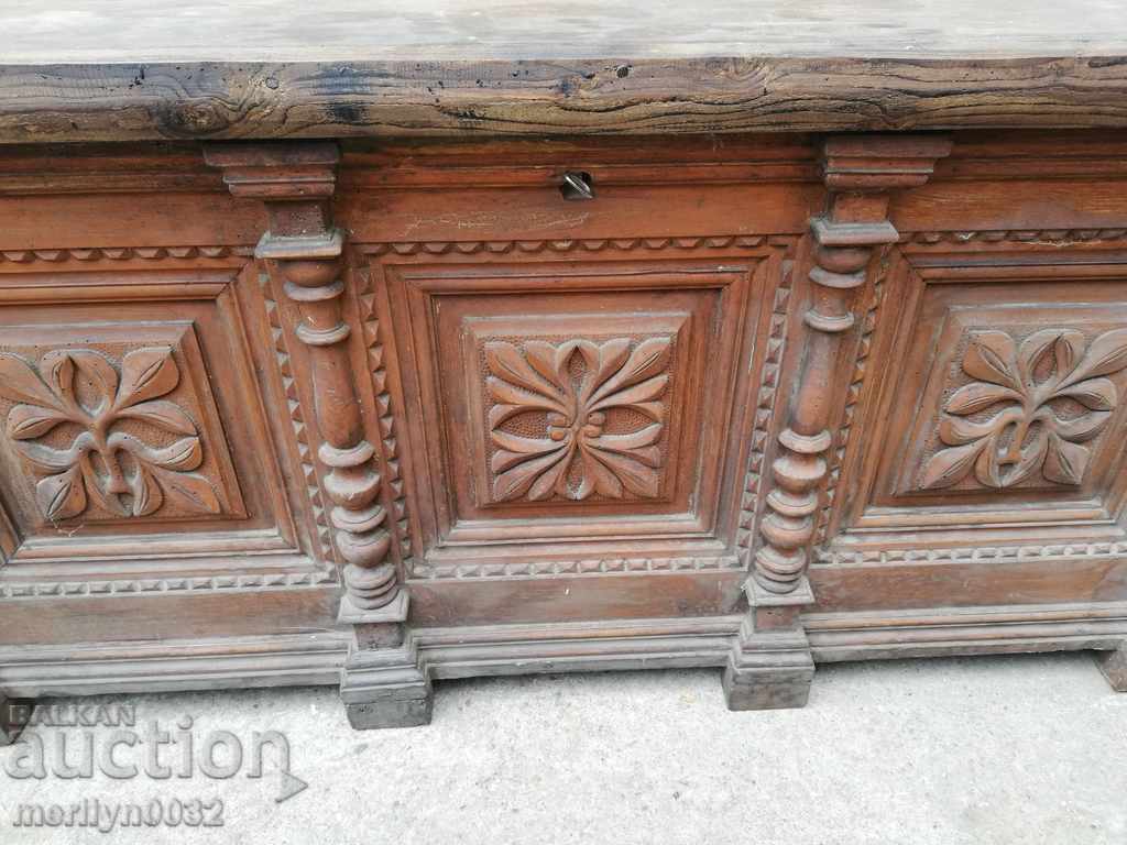 An old large chest for a bridal chaise adjoined a chest of drawers - 6 An old large chest for a bridal chaise adjoined a chest of drawers - 6