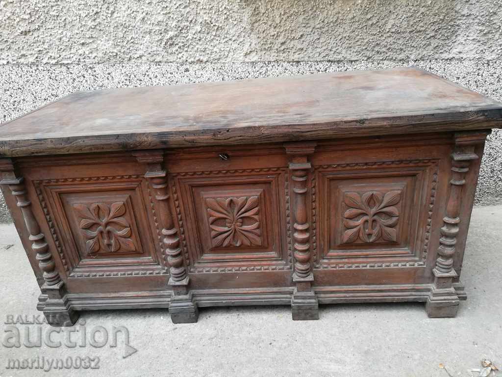 An old large chest for a bridal chaise adjoined a chest of drawers - 7 An old large chest for a bridal chaise adjoined a chest of drawers - 7