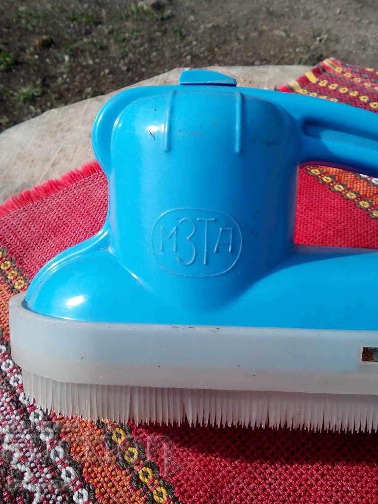 Old vacuum cleaner, clothes brush with price 33.00 BGN | € 16.87 Old vacuum cleaner, clothes brush with price 33.00 BGN | € 16.87