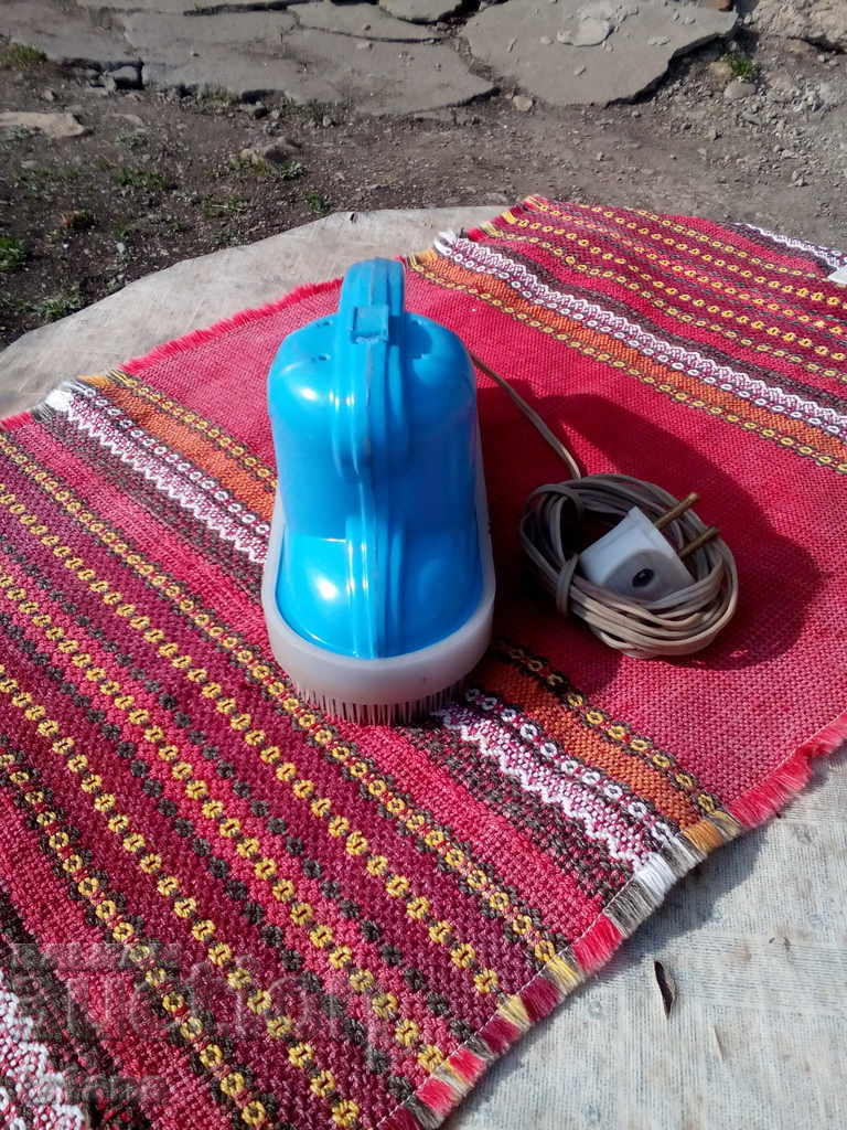 Auction Old vacuum cleaner, clothes brush Auction Old vacuum cleaner, clothes brush