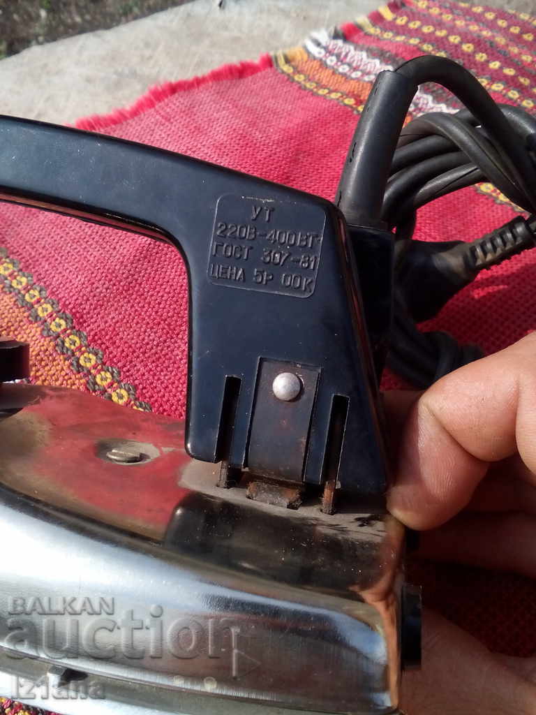 Old electric iron with price 14.00 BGN | € 7.16 Old electric iron with price 14.00 BGN | € 7.16