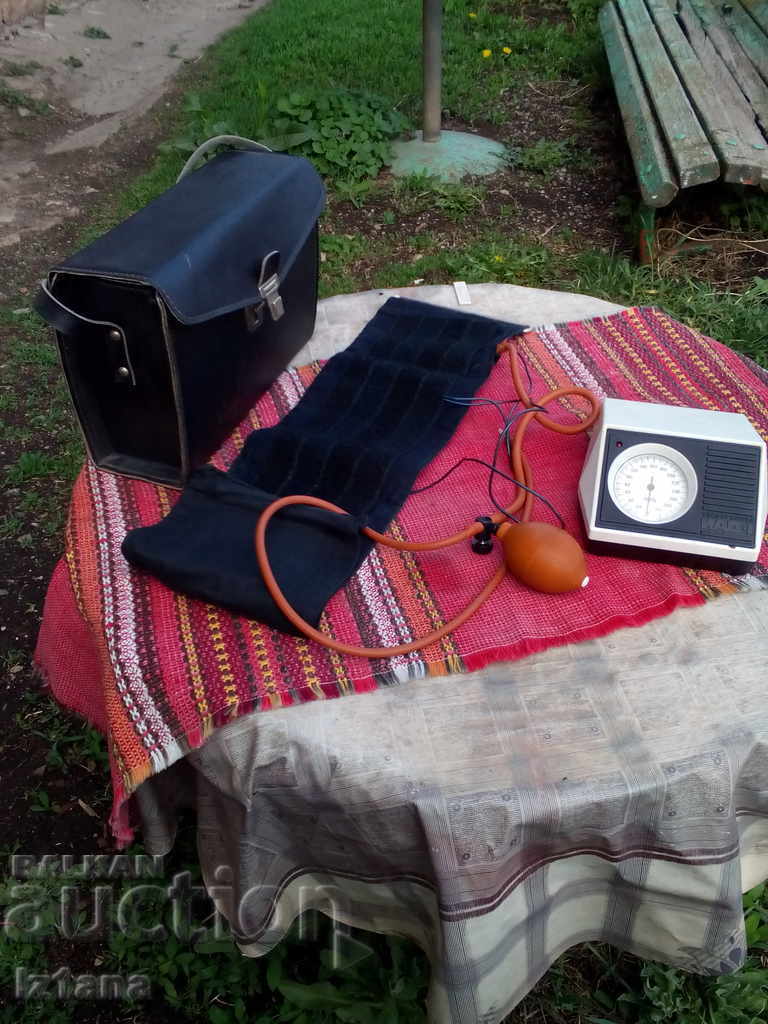 Old blood pressure device Electronics IAD-1 with price 55.00 BGN | € 28.12 Old blood pressure device Electronics IAD-1 with price 55.00 BGN | € 28.12