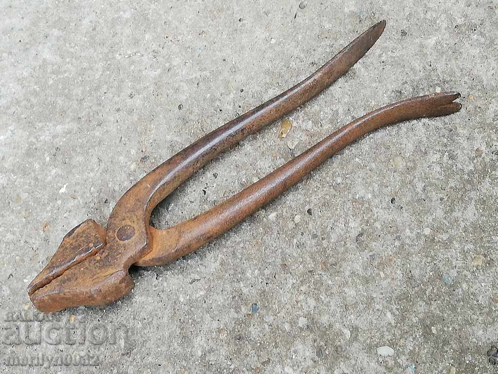 Delivery of Old army pliers of a gunner Delivery of Old army pliers of a gunner