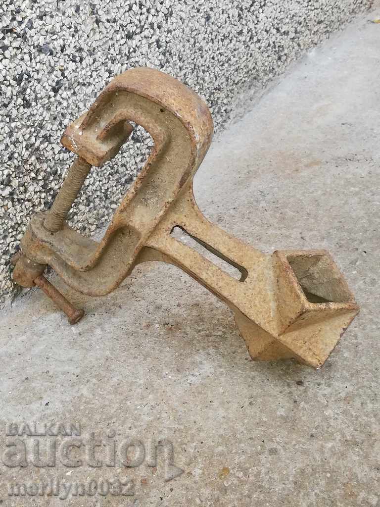 Auction  An old vise clamps a hardware tool