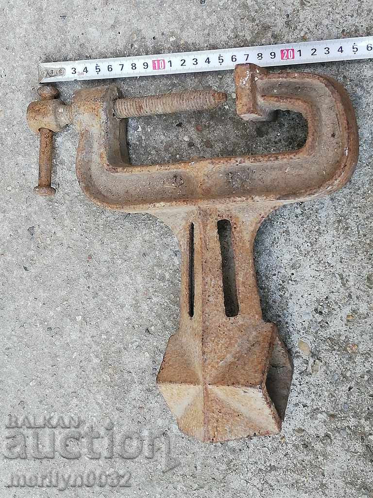 Delivery of An old vise clamps a hardware tool