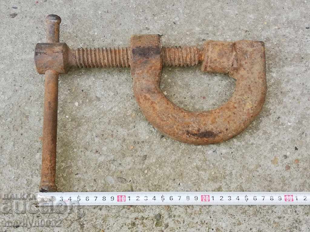 Auction An old vise clamps a hardware tool Auction An old vise clamps a hardware tool