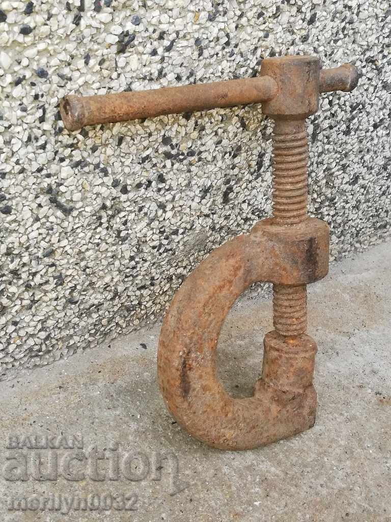 An old vise clamps a hardware tool - 6 An old vise clamps a hardware tool - 6