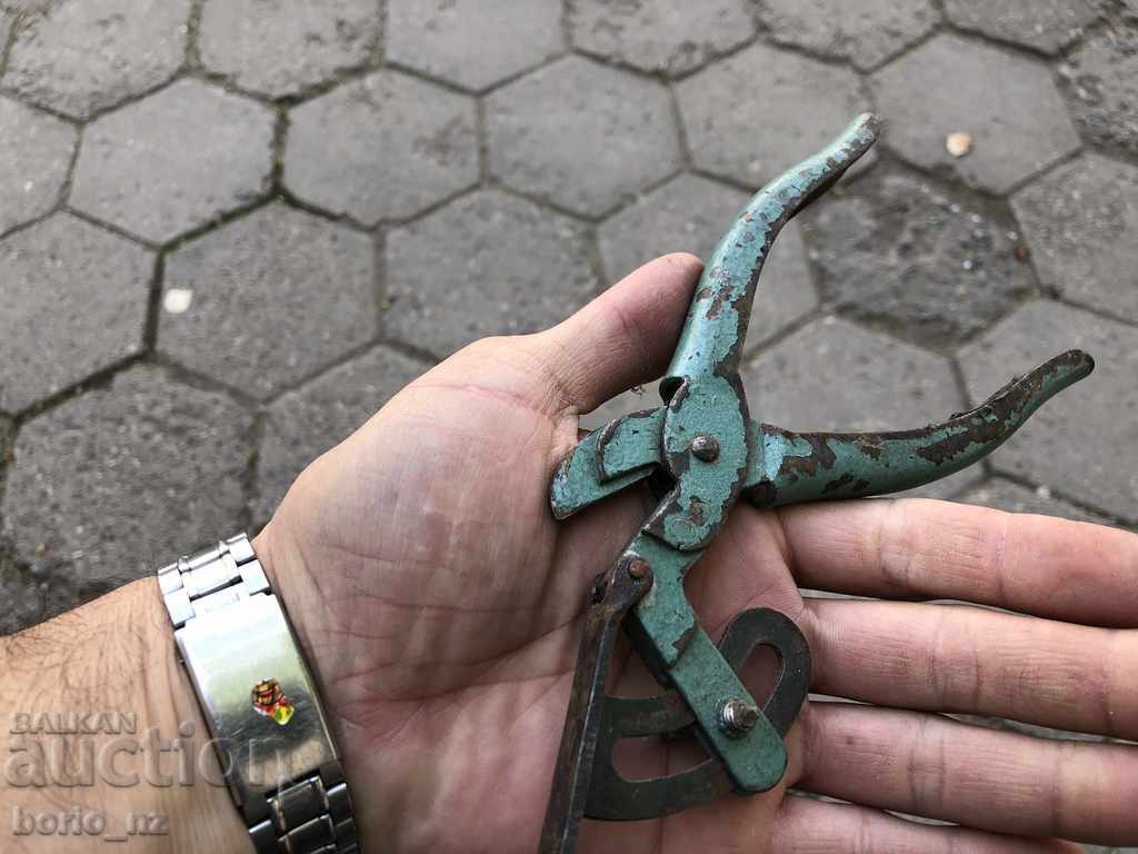 Auction 9892. CHAINS FOR CHAIN Auction 9892. CHAINS FOR CHAIN