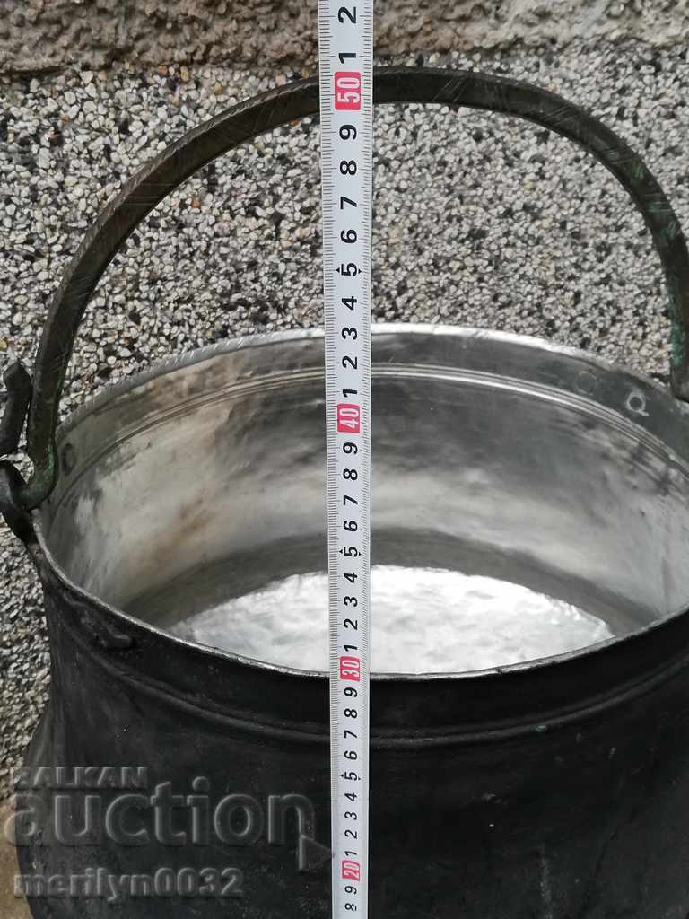 Auction Old harania, a copper pot, a big boiler, a baker, a bumper Auction Old harania, a copper pot, a big boiler, a baker, a bumper