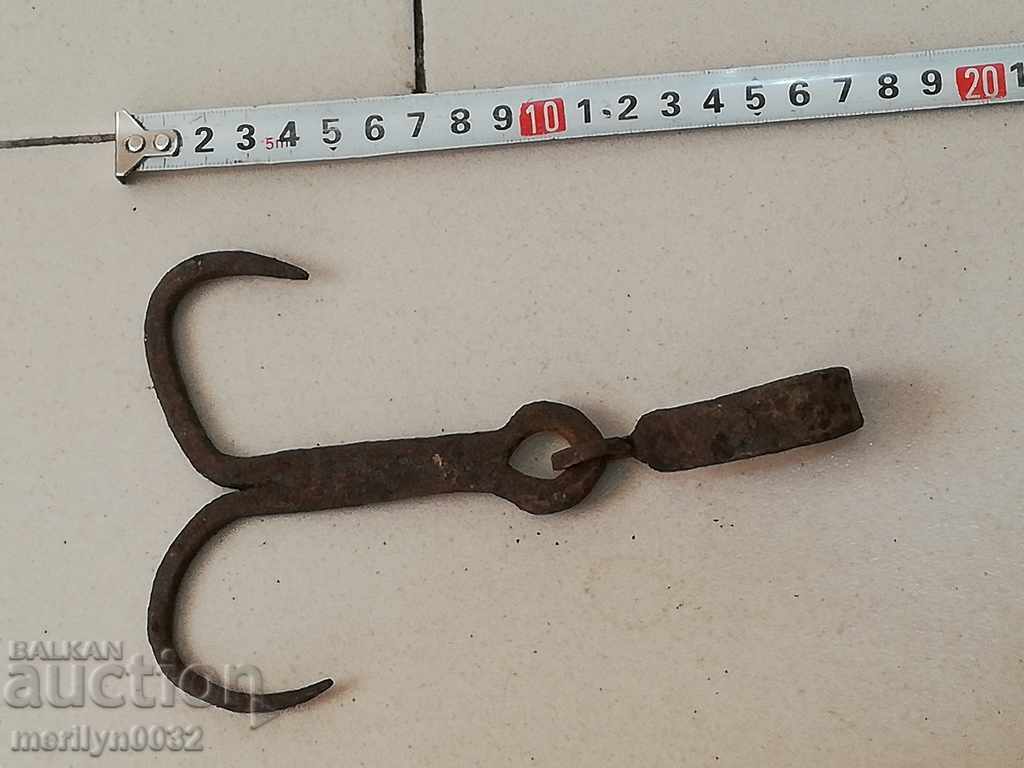 Ένα παλιό σφυρηλατημένο γάντζο αποξέσεως, διπλό κοκτέιλ μπεγκέλ με τιμή 32.00 BGN | € 16.36 Ένα παλιό σφυρηλατημένο γάντζο αποξέσεως, διπλό κοκτέιλ μπεγκέλ με τιμή 32.00 BGN | € 16.36